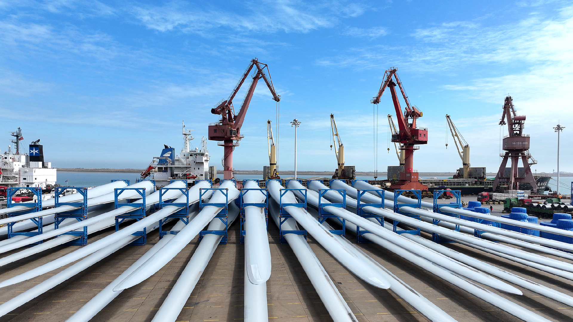 China drives sharp reduction of trade surplus with Q1 import surge