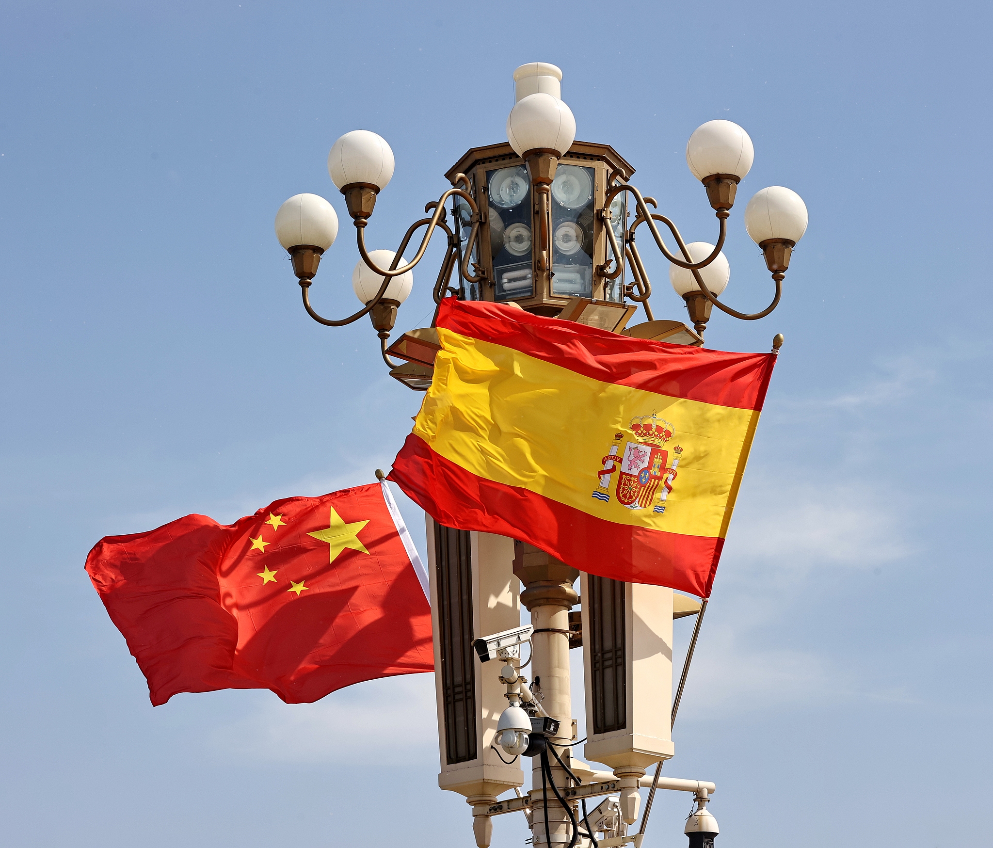 The national flags of China and Spain are seen flying at Tian'anmen Square in Beijing on April 11, 2026 to mark Spanish Prime Minister Pedro Sánchez's visit. /VCG