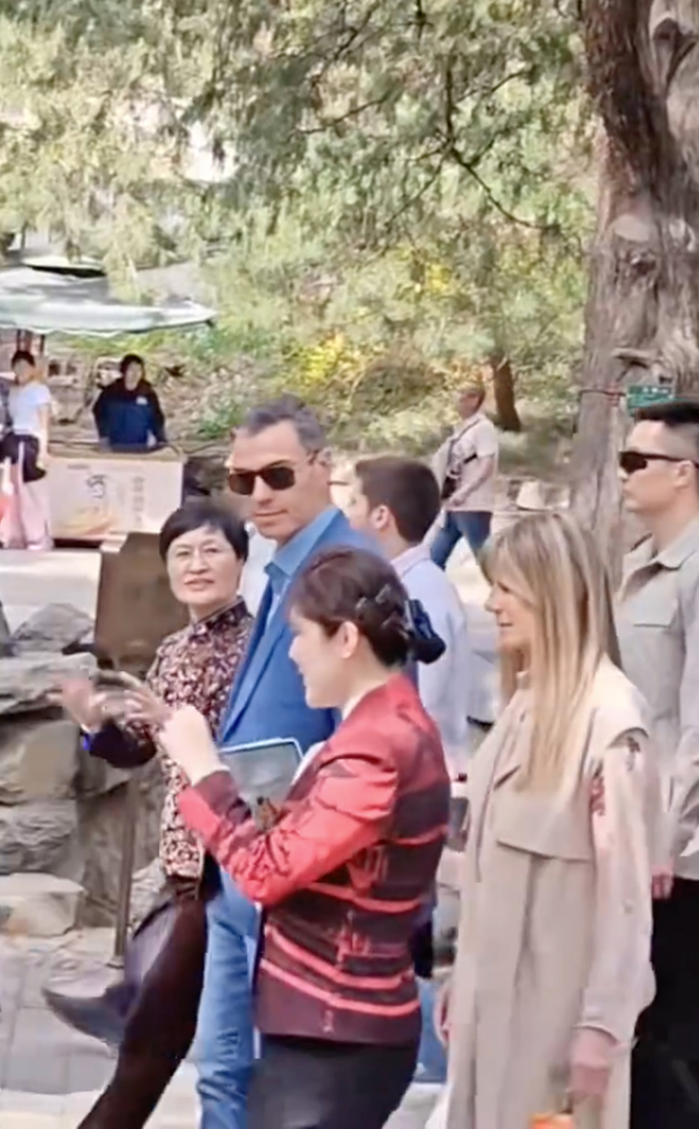 A screenshot from a video taken by a Chinese netizen shows Spanish Prime Minister Pedro Sánchez and his wife visiting the Summer Palace in Beijing on April 12, 2026. /CGTN