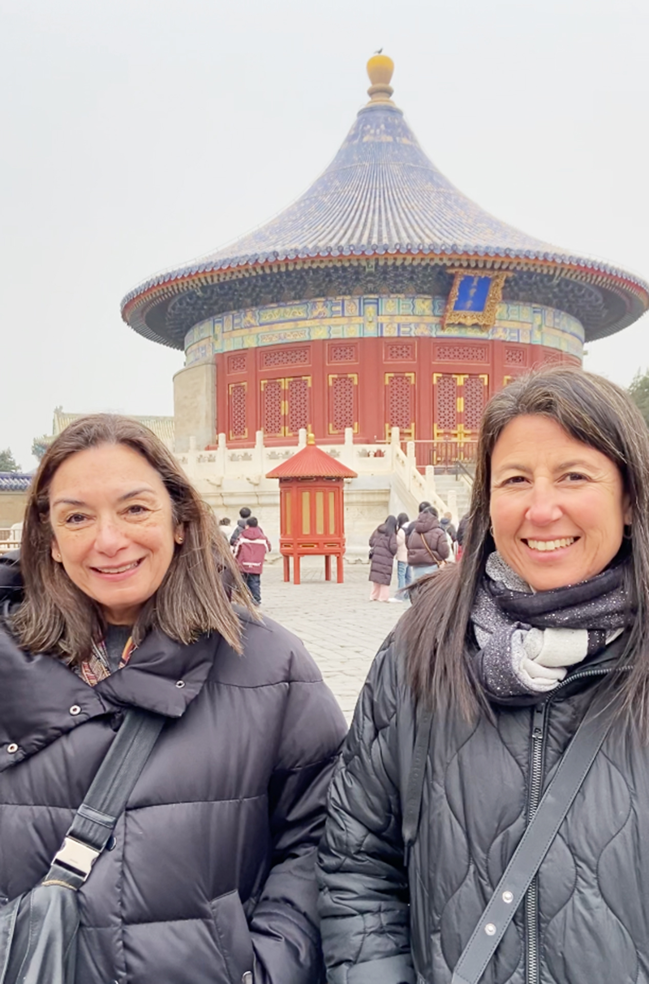 Two Spanish tourists visit the Temple of Heaven in Beijing. /CGTN