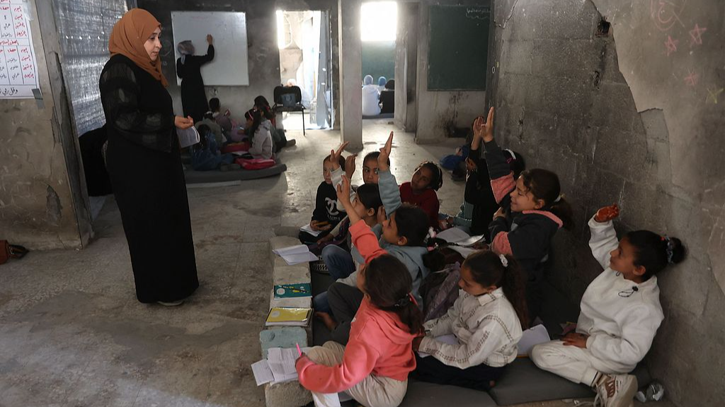 Displaced Palestinian children attend class inside a tent at the Mada Educational School in the Jabalia refugee camp in the northern Gaza Strip, Palestine, April 13, 2026. /VCG