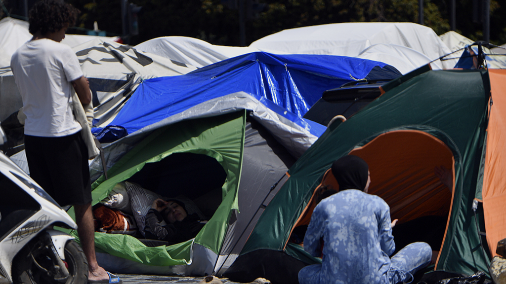 Displaced Lebanese staying in tents are seen in the Raouche area in Beirut, Lebanon, April 13, 2026. /VCG