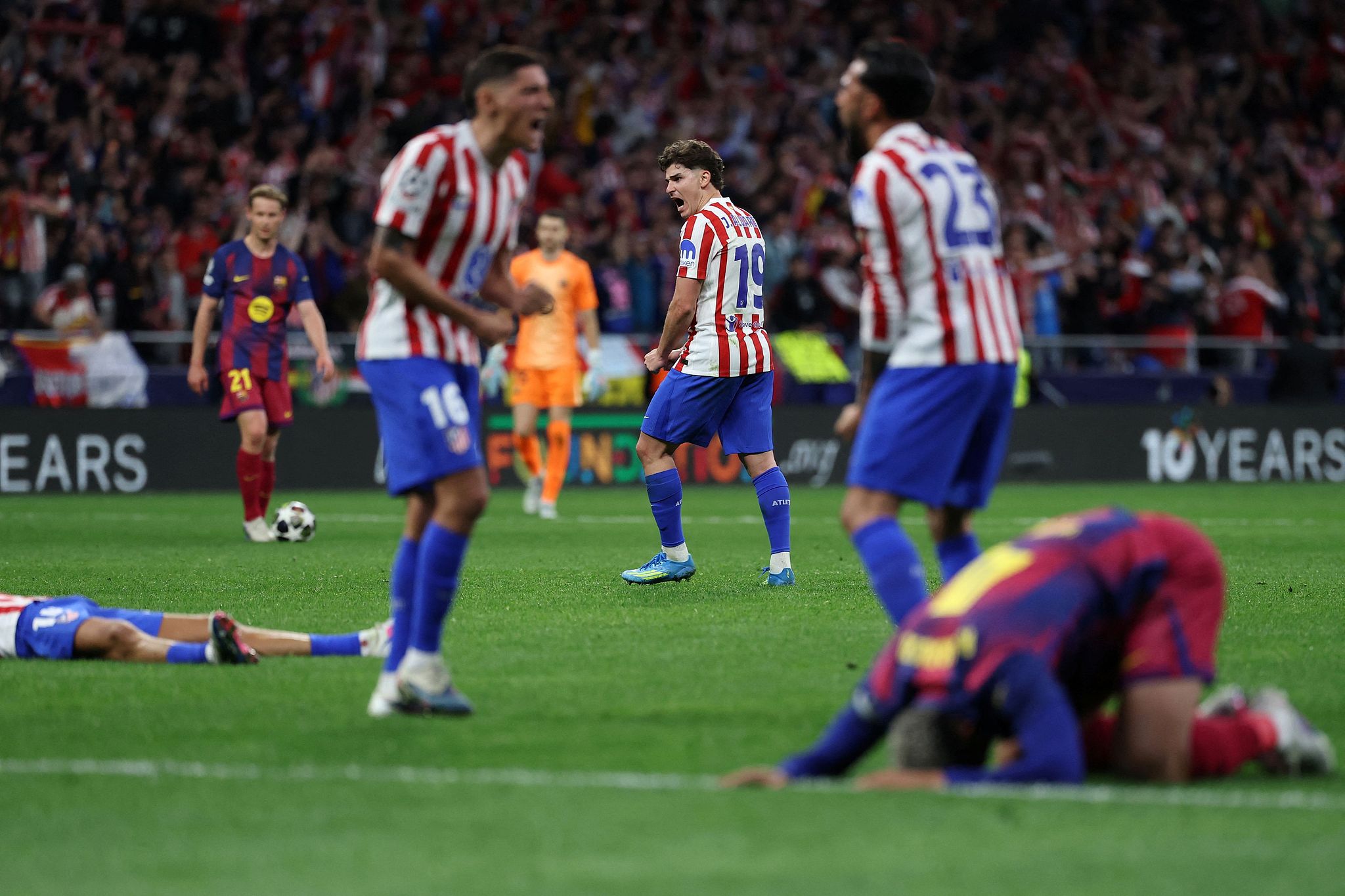 Atletico Madrid players celebrate at the end of the Champions League quarter final second leg football match against Barcelona at Metropolitano Stadium in Madrid, Spain, April 14, 2026. /CFP