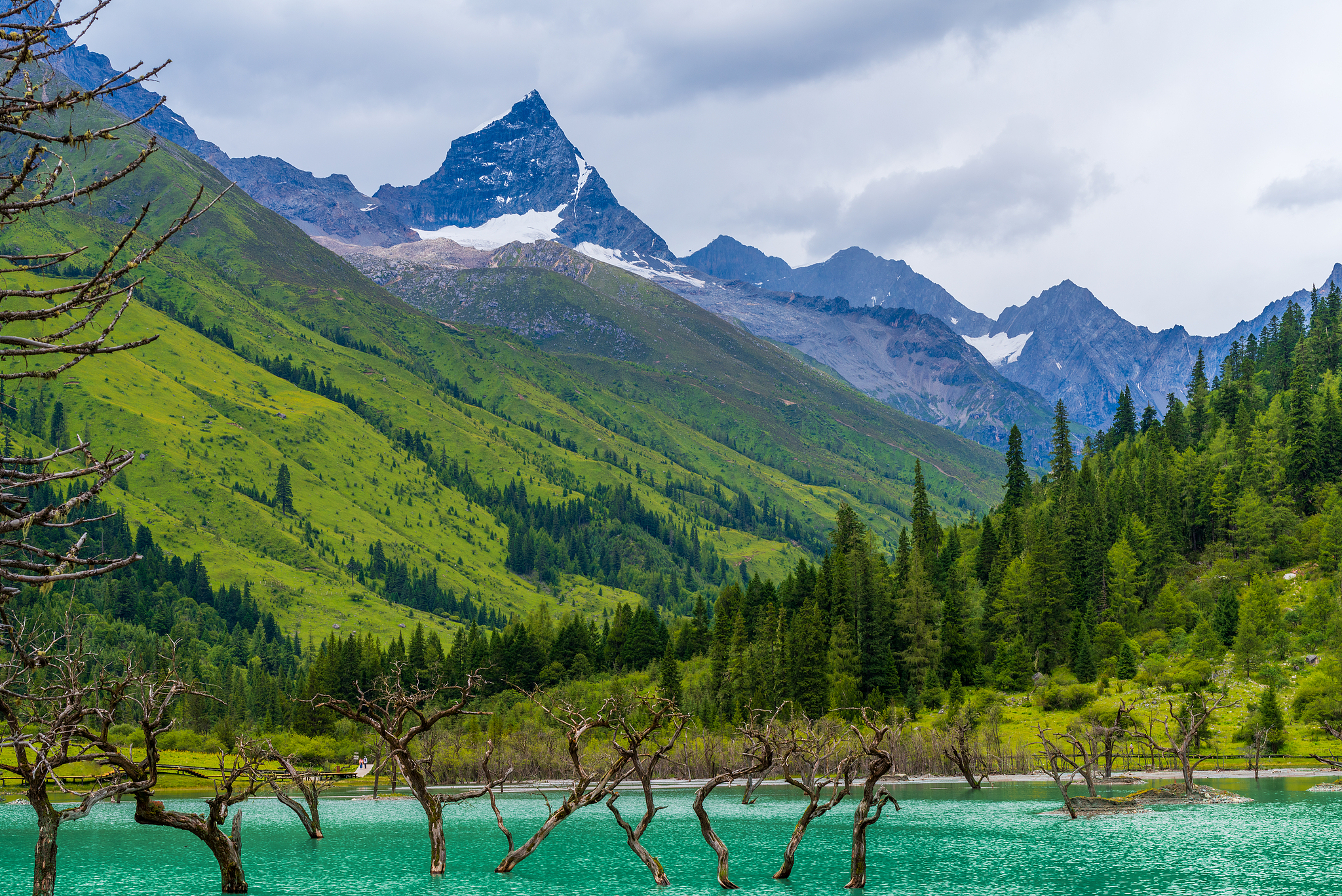 A view of the Shuangqiao Valley in Mount Siguniang in Aba Zang and Qiang Autonomous Prefecture, Sichuan Province, southwest China. /VCG