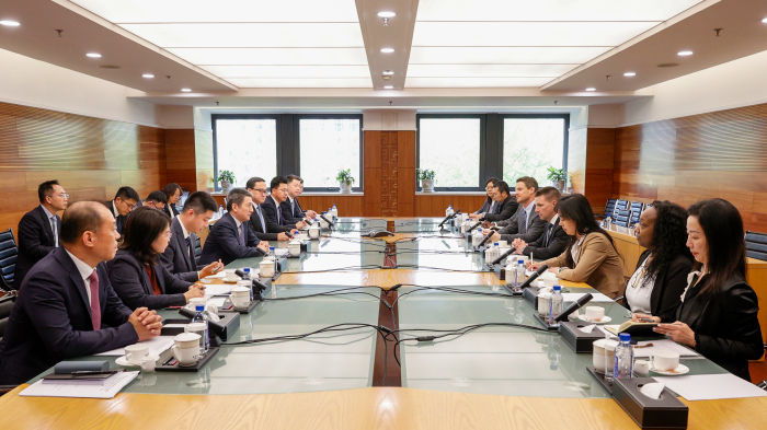 China's vice commerce minister meets Ford executive