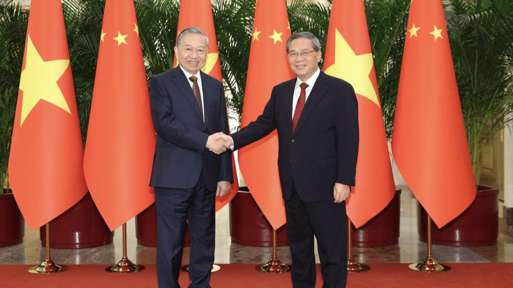 Chinese Premier Li Qiang (R) meets with General Secretary of the Communist Party of Vietnam Central Committee and Vietnamese President To Lam, who is on a state visit to China, in Beijing, capital of China, April 15, 2026. /Xinhua