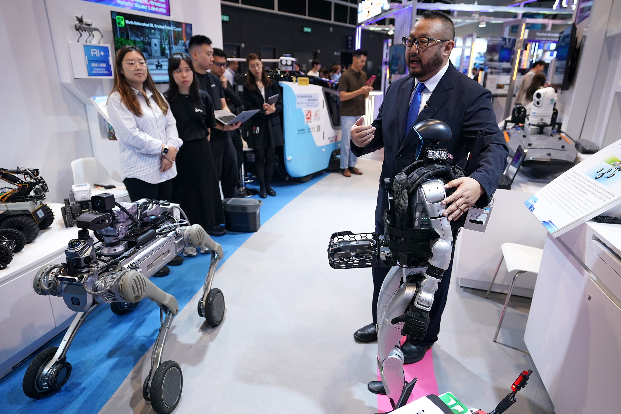 Staff from the Environmental Protection Department of the Hong Kong SAR government introduces an environmental monitoring robot at the InnoEX in Hong Kong SAR, China, April 13, 2026. /VCG