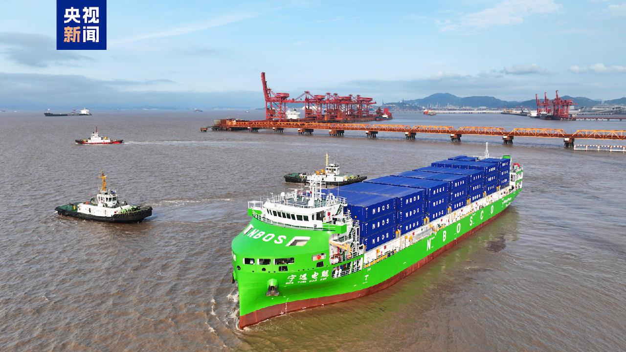 China's first 10,000-tonne-class pure electric intelligent container ship, also the world's largest of its kind, launched commercial operations on Wednesday.