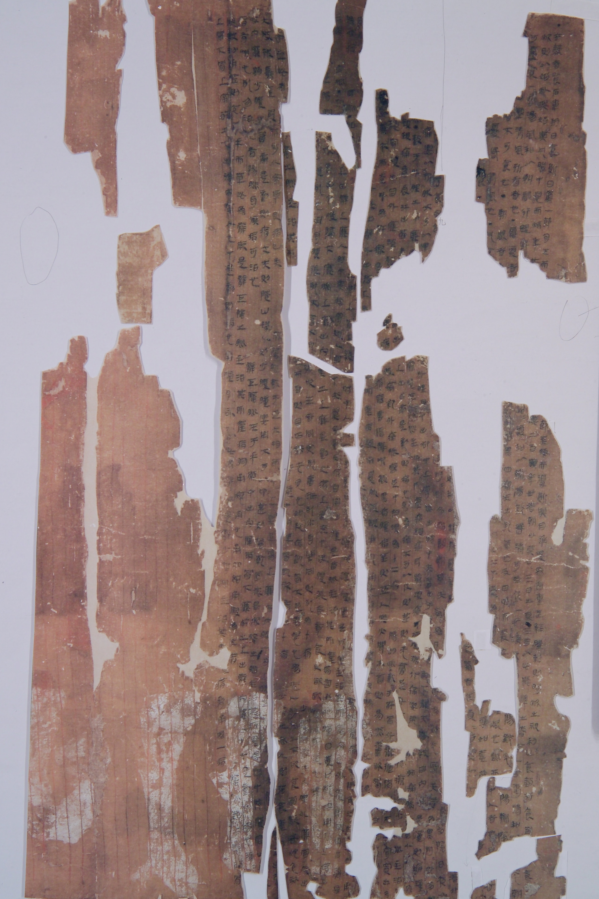 A glance at ancient silk charts of Chinese medicine