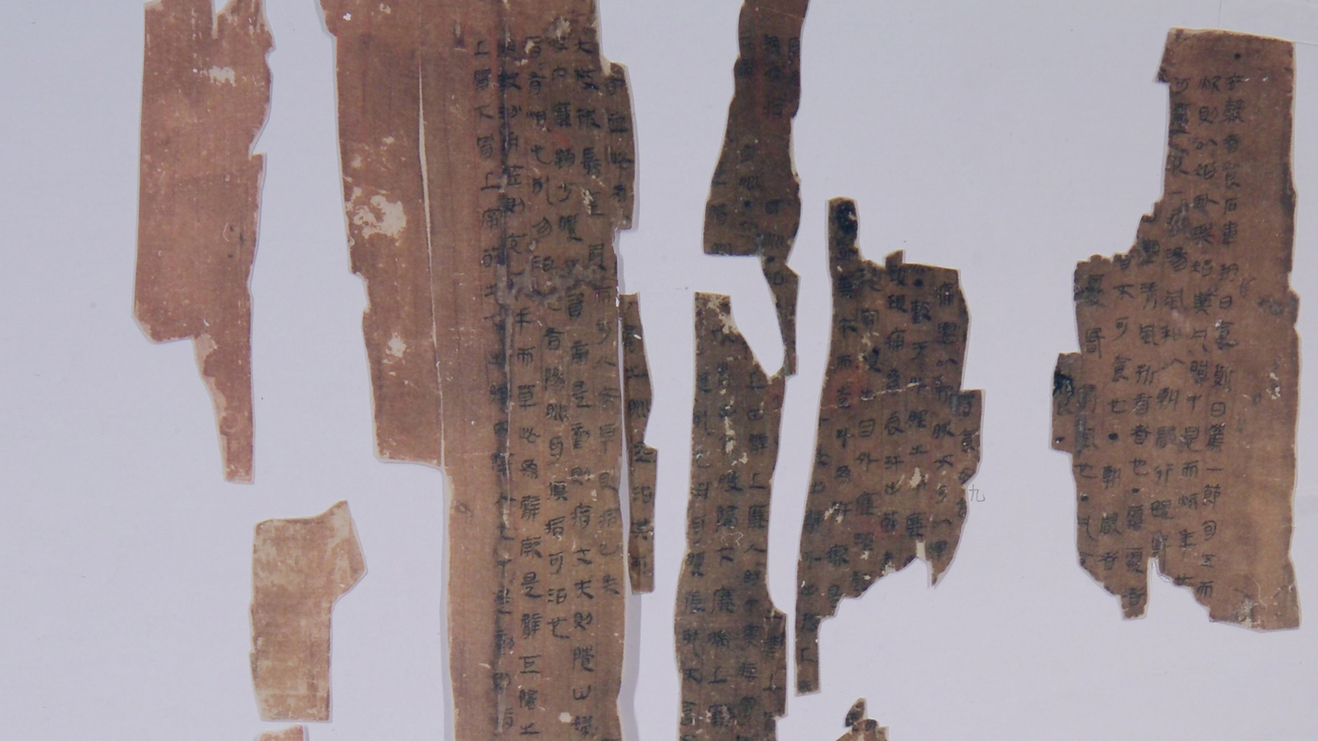 A glance at ancient silk charts of Chinese medicine