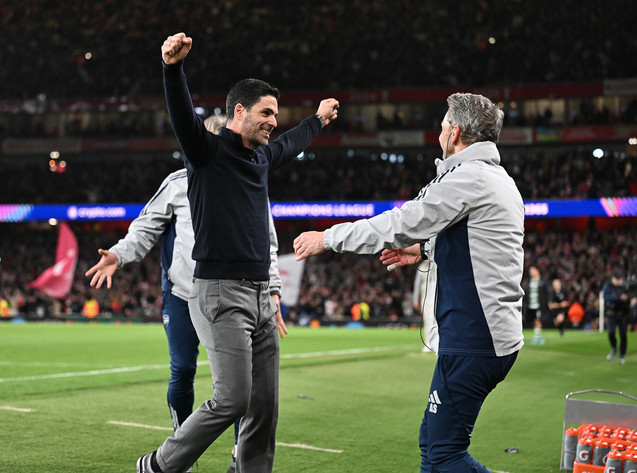 Manager Mikel Arteta (L) celebrates with assistant Albert Stuivenberg after Arsenal drew with Sporting CP in a second leg match to advance out of the UEFA Champions League quarterfinals in London, England, April 15, 2026. /VCG