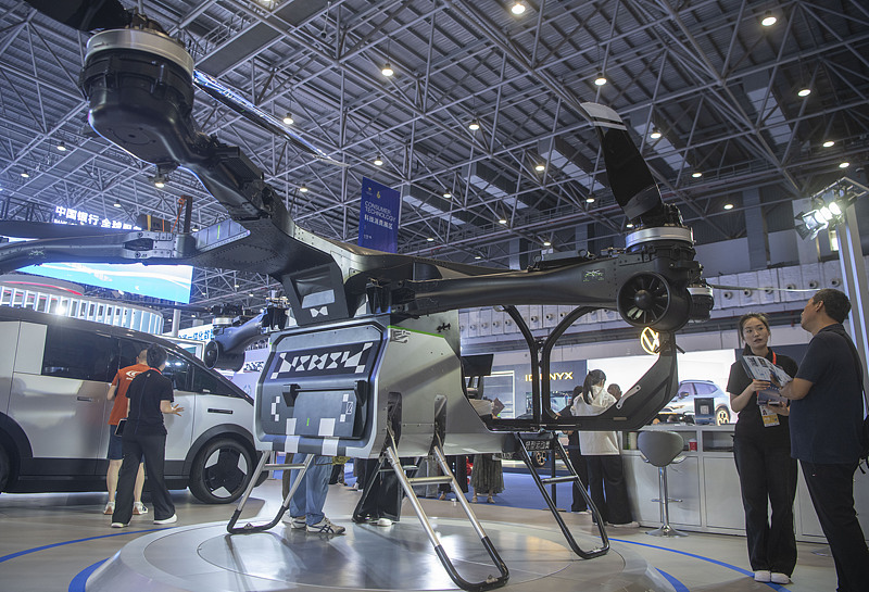 People visit the China International Consumer Goods Fair held in Haikou City, Hainan Province, April 16, 2026. /VCG