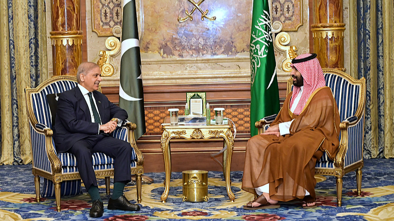 Pakistani Prime Minister Shehbaz Sharif (L) meets with Saudi Crown Prince Mohammed bin Salman Al Saud in Jeddah, Saudi Arab, April 15, 2026. /VCG 