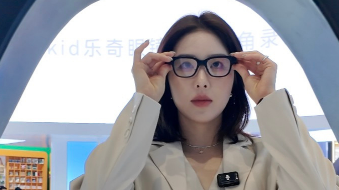 Try AI glasses at Hainan Expo!  