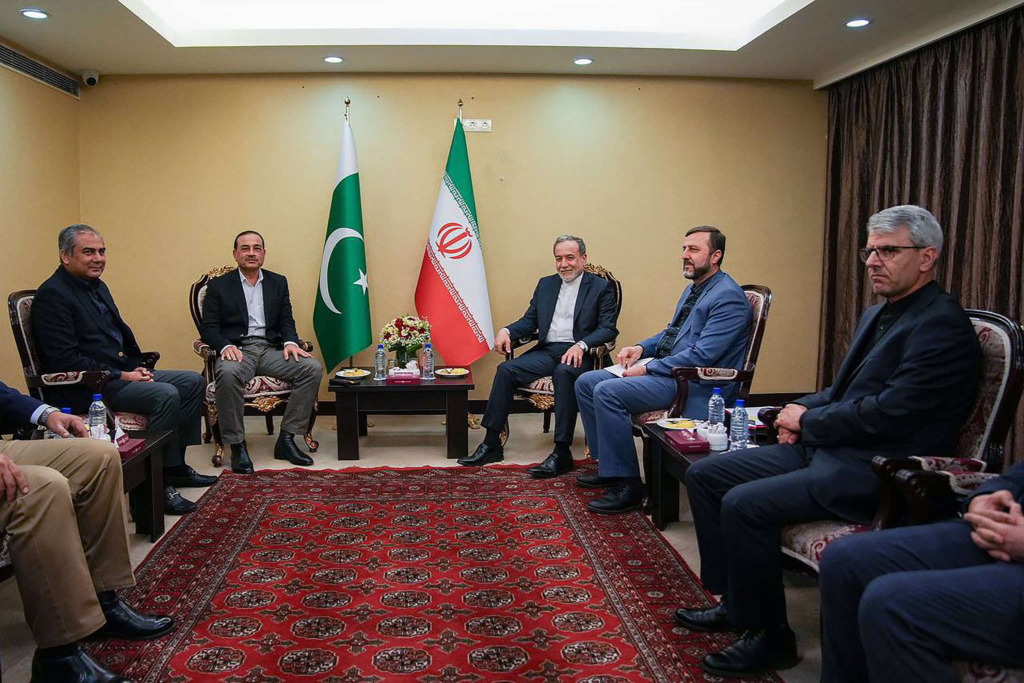 Iranian Foreign Minister Abbas Araghchi welcomes Pakistan's Army Chief Asim Munir in Tehran, Iran, April 15, 2026. /VCG