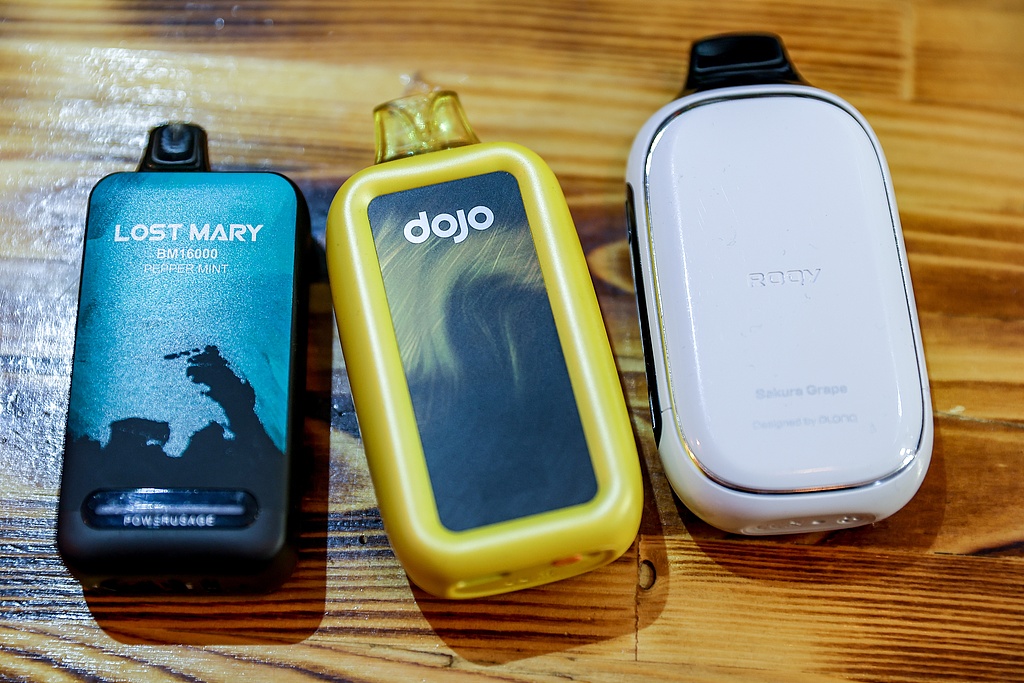 E-cigarettes on display in an e-cigarette shop. /CFP 