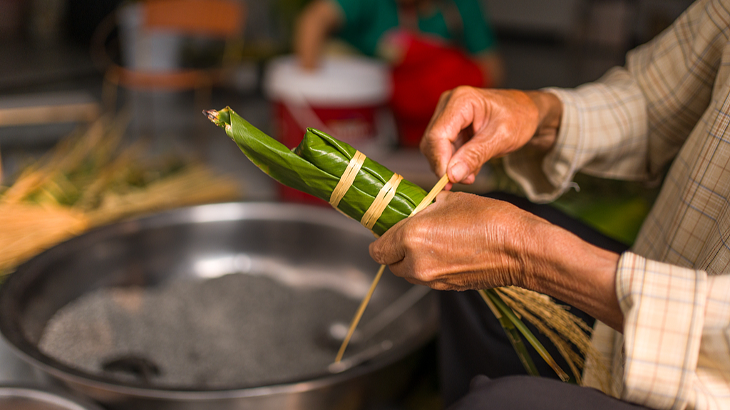 Buyi village residents prepares rice delicacy for Sanyuesan festival