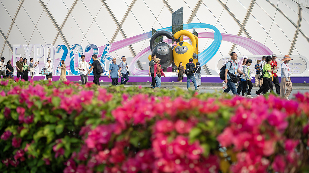 Visitors stream into the main venue of the 6th China International Consumer Products Expo in Haikou, Hainan Province, April 14, 2026./ VCG