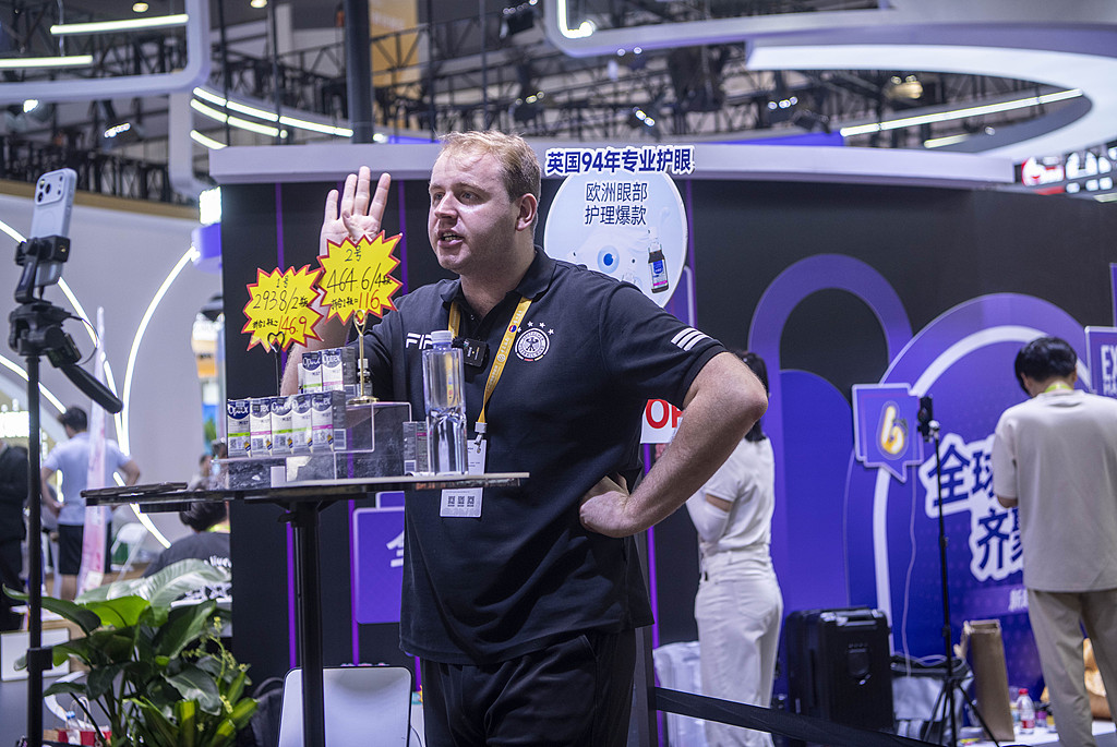 An exhibitor is livestreaming e-commerce sales at the sixth China International Consumer Products Expo in Haikou, south China's Hainan Province, April 16, 2026. /VCG