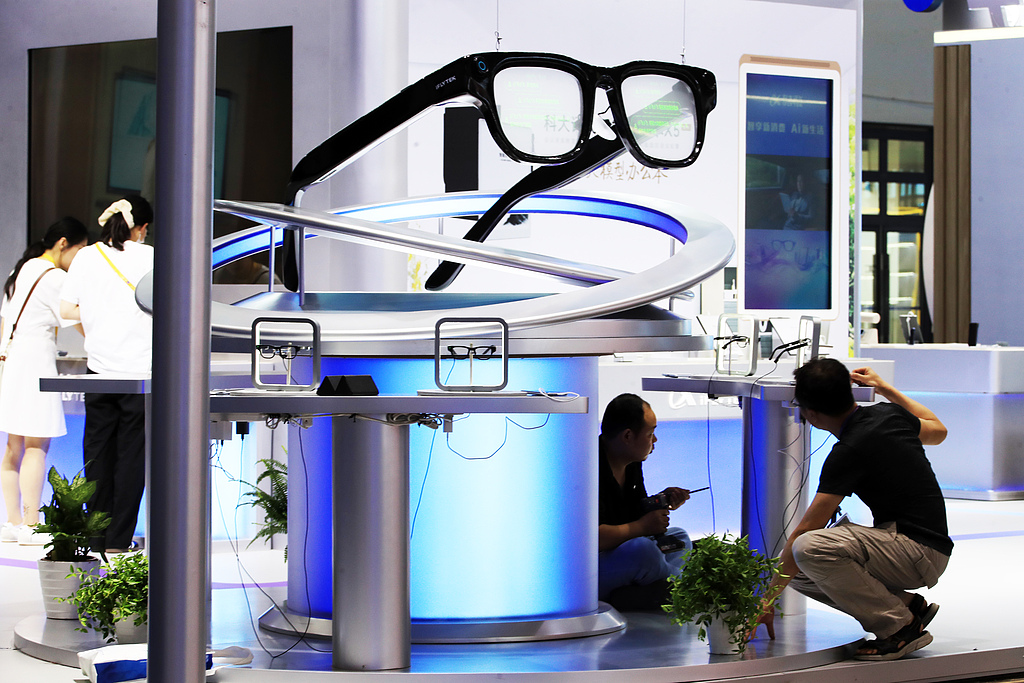 Exhibitors set up booths at the Hainan International Convention and Exhibition Center for the 6th China International Consumer Products Expo in Haikou, Hainan Province, China, April 11, 2026./ VCG