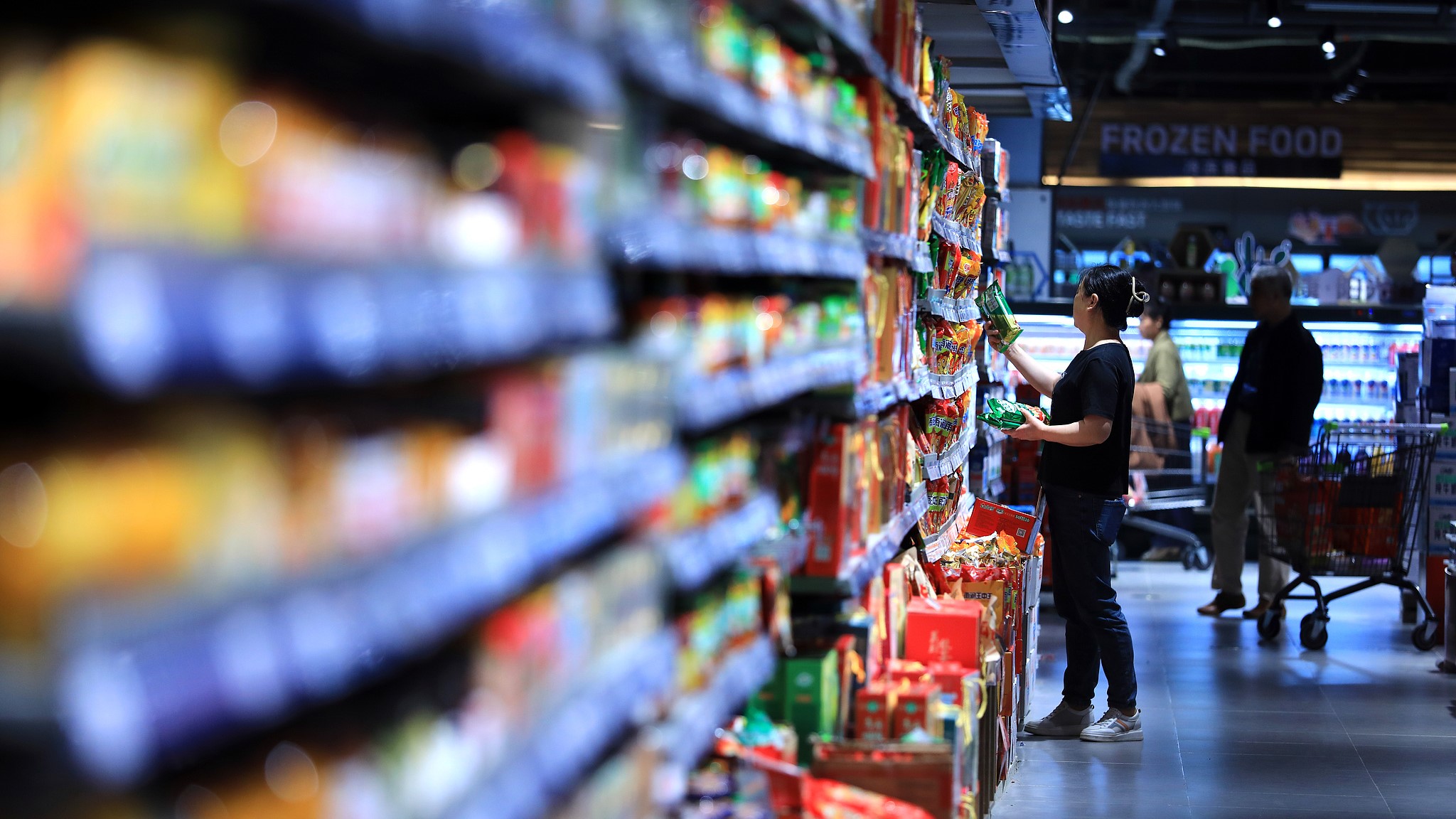 Customers shopping at a grocery storen in in Huai'an, Jiangsu Province. /VCG