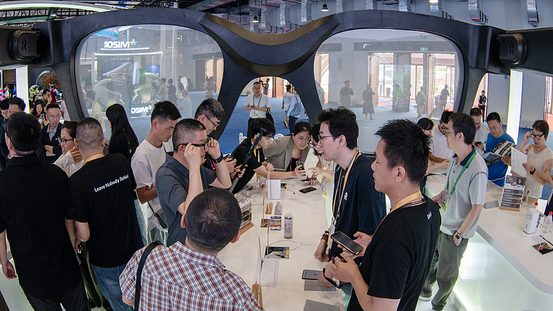 Visitors experiencing AI glasses at the Leqi booth, at the 6th China International Consumer Products Expo held at the Hainan International Convention and Exhibition Center in Haikou, Hainan Province, April 15, 2026./VCG