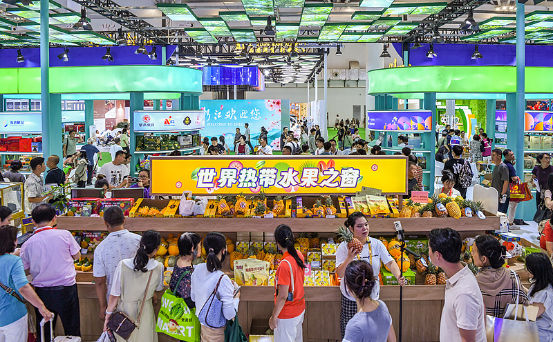 Visitors throng the Hainan Pavilion at the 6th China International Consumer Products Expo, April 16, 2026./VCG