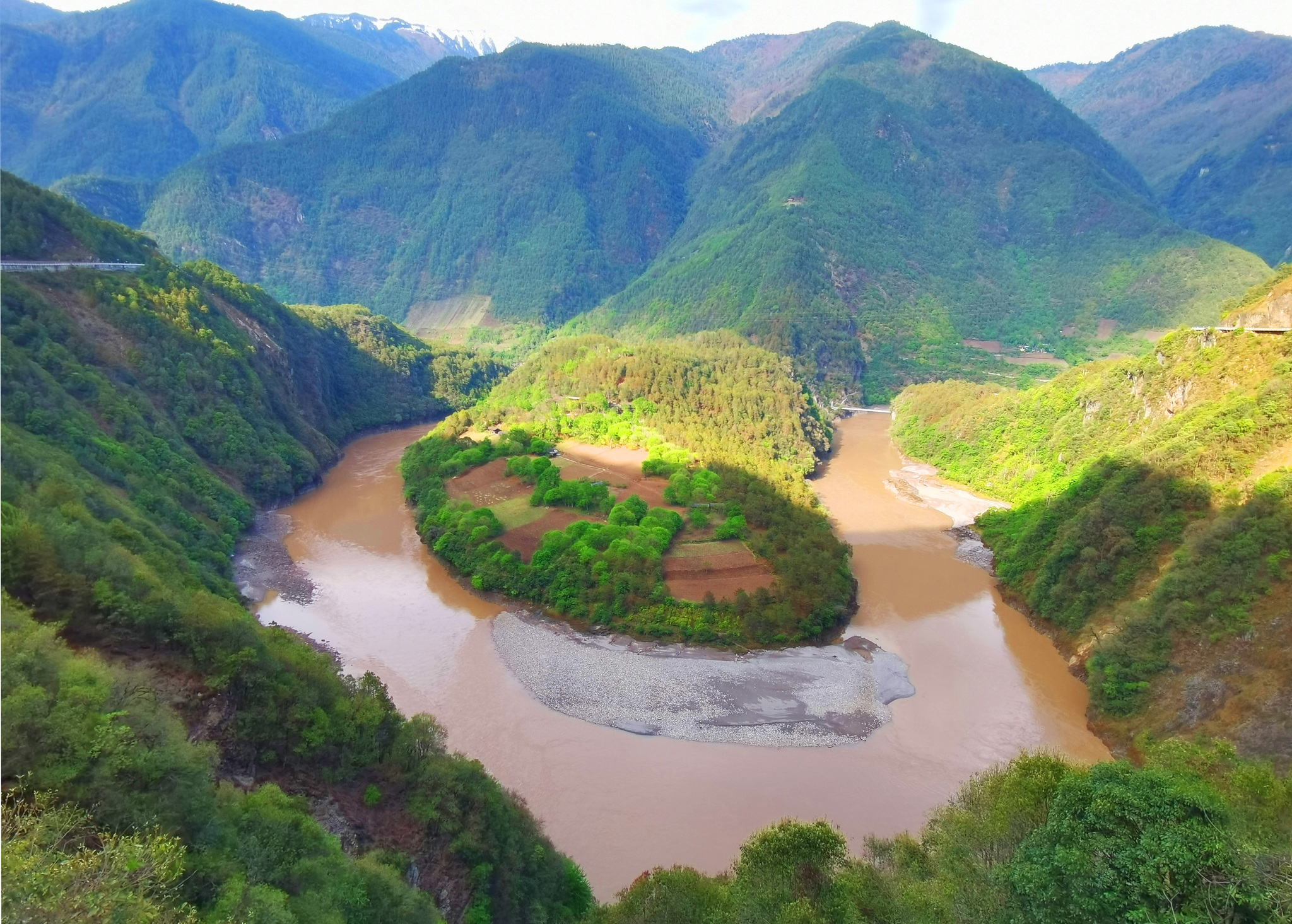 A bend in the mountains is pictured at the Laomudeng–Zhiziluo Scenic Area in Nujiang Lisu Autonomous Prefecture, Yunnan Province on April 16, 2026. /VCG
