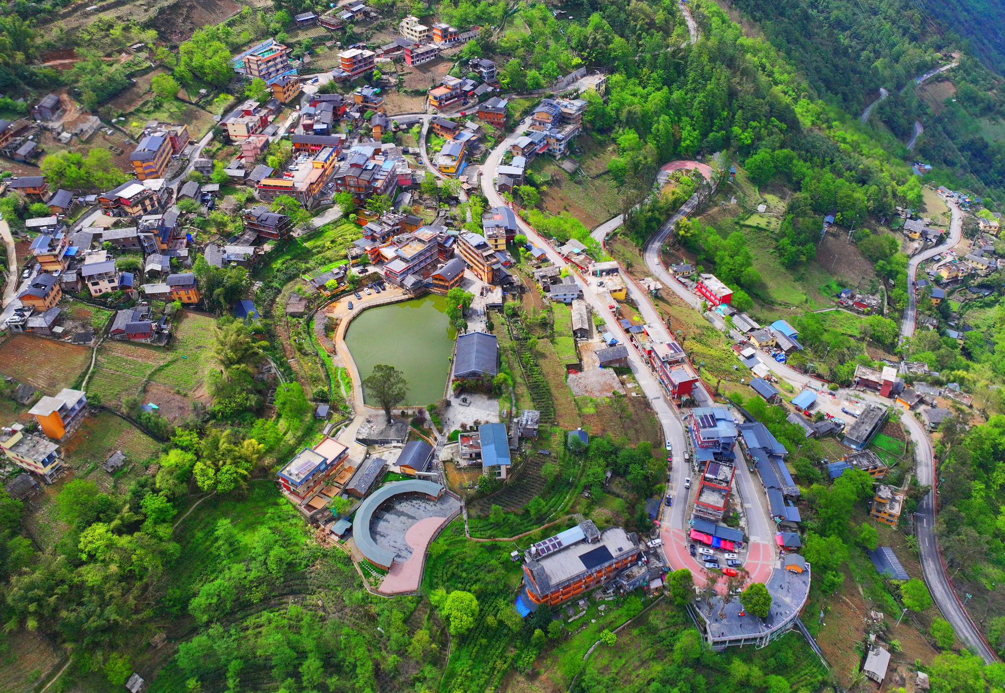 The Laomudeng-Zhiziluo Scenic Area is pictured during spring in the Nujiang Lisu Autonomous Prefecture of Yunnan Province on April 16, 2026. /VCG
