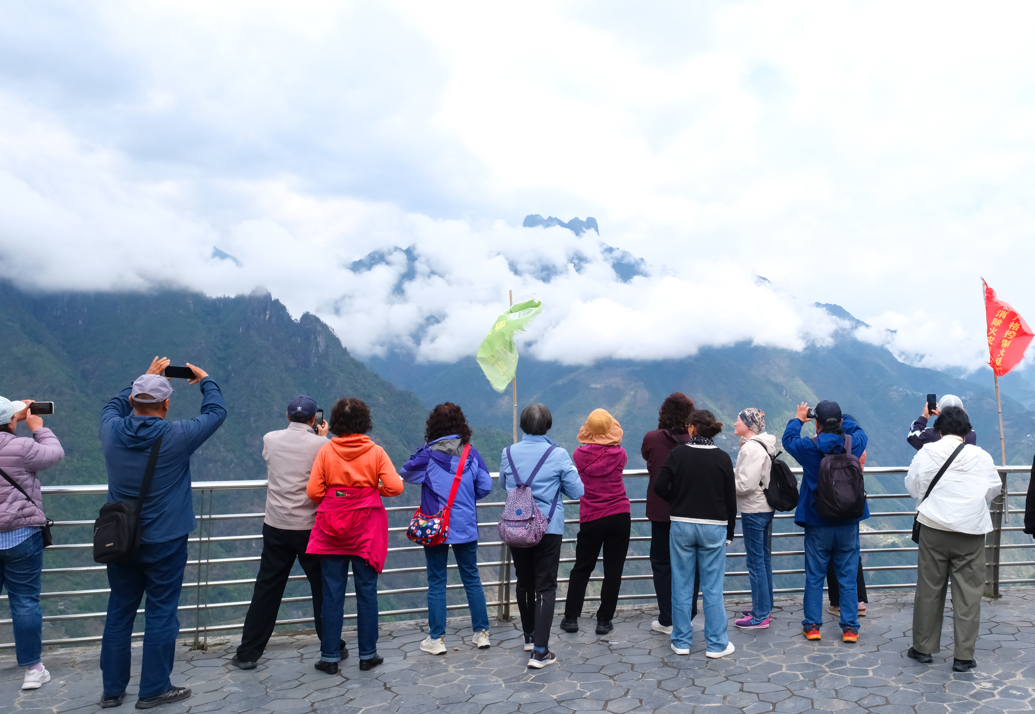 Tourists capture scenic views at the Laomudeng–Zhiziluo Scenic Area in Nujiang Lisu Autonomous Prefecture, Yunnan Province on April 16, 2026. /VCG
