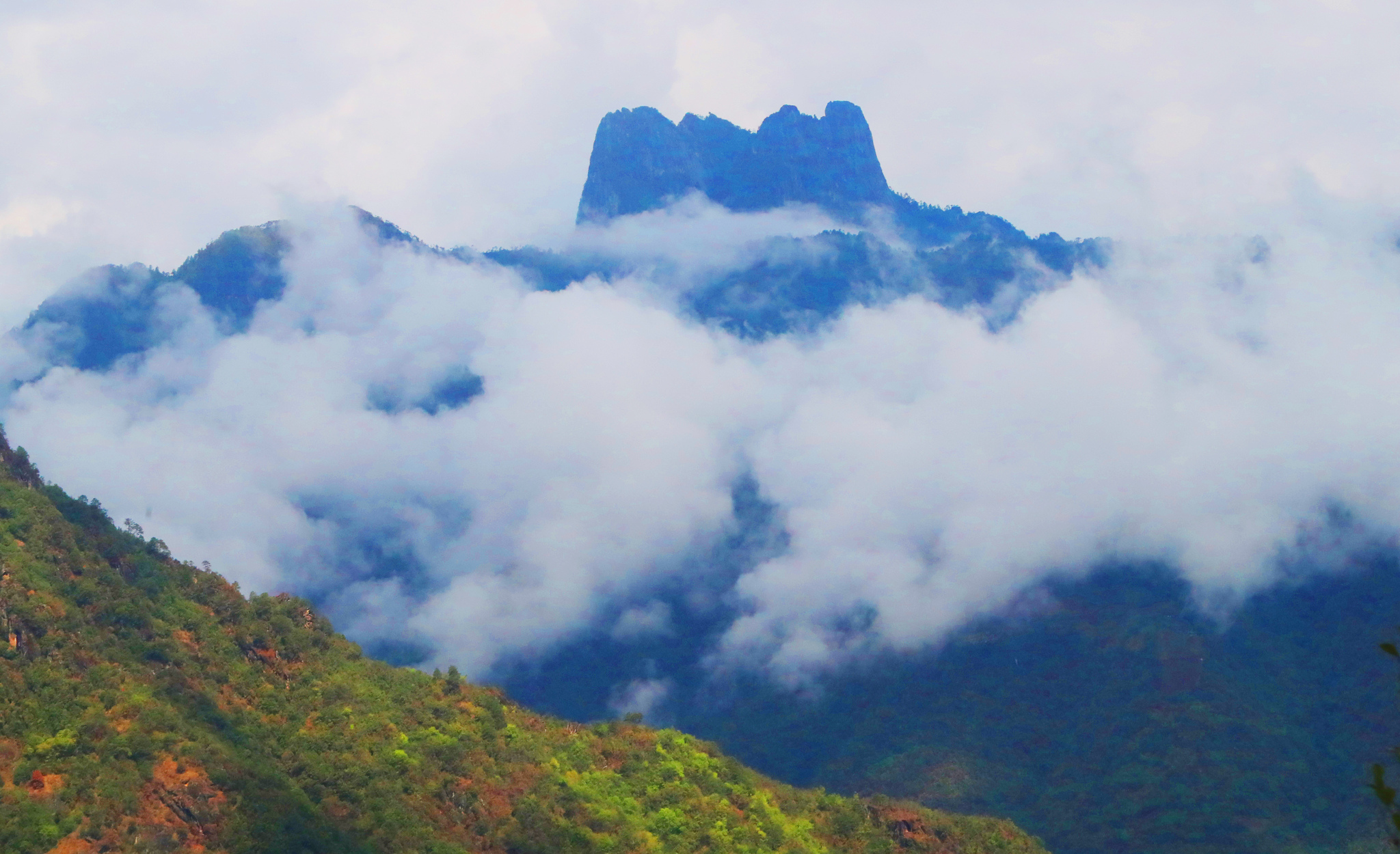 Spring mist drifts across the mountains at the Laomudeng–Zhiziluo Scenic Area in Nujiang Lisu Autonomous Prefecture, Yunnan Province on April 16, 2026. /VCG