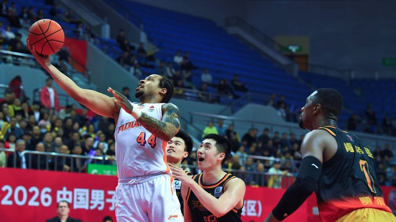 Isaiah Briscoe (#44) of the Fujian Sturgeons drives to the rim against the Jiangsu Dragons in a CBA game in Suzhou, east China's Jiangsu Province, April 16, 2026. /Fujian Sturgeons