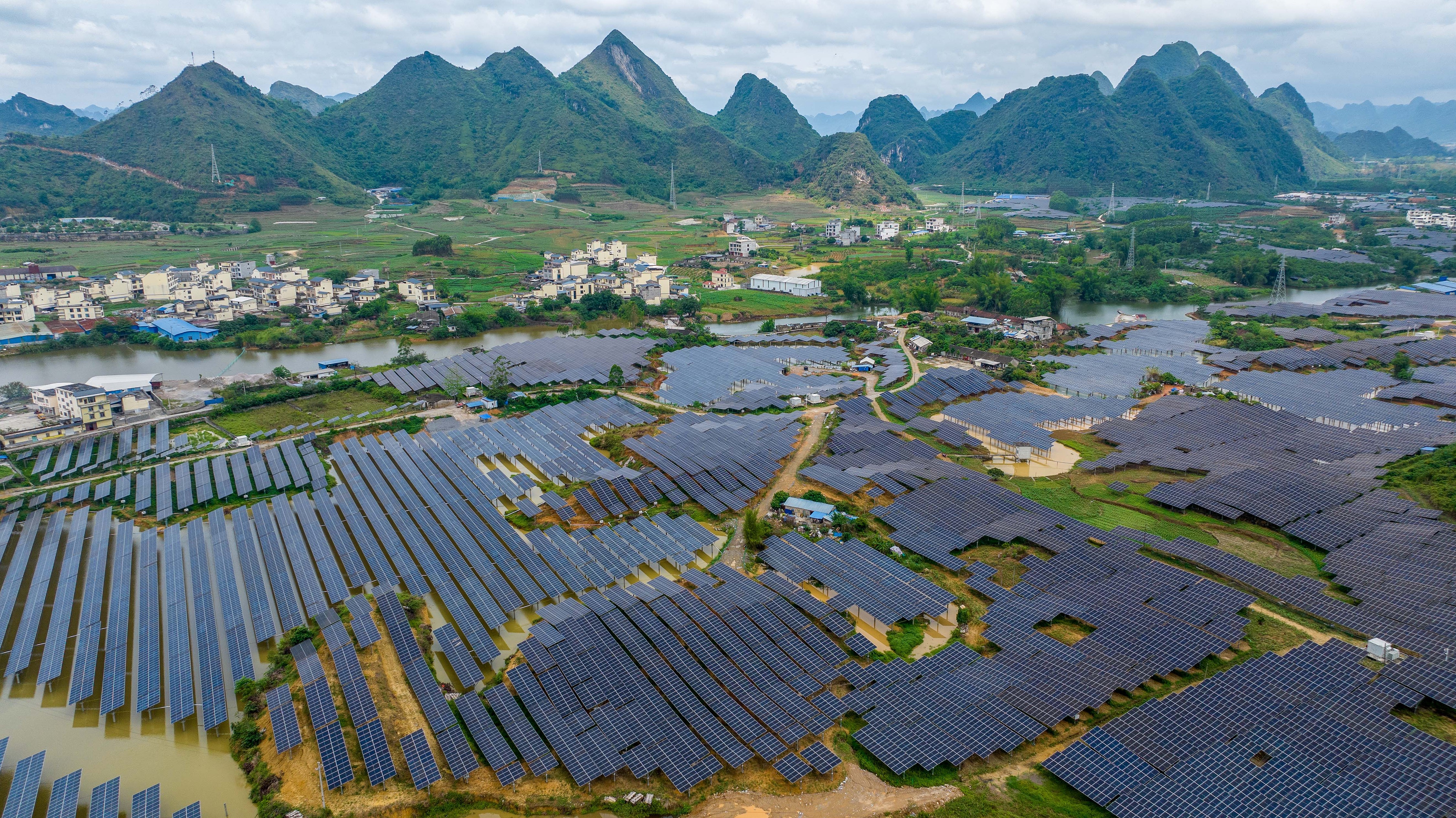 An aerial view of the Hongqi Photovoltaic Power Generation Base in Dahua Yao Autonomous County, Hechi City, Guangxi Zhuang Autonomous Region, on April 17, 2026. /VCG