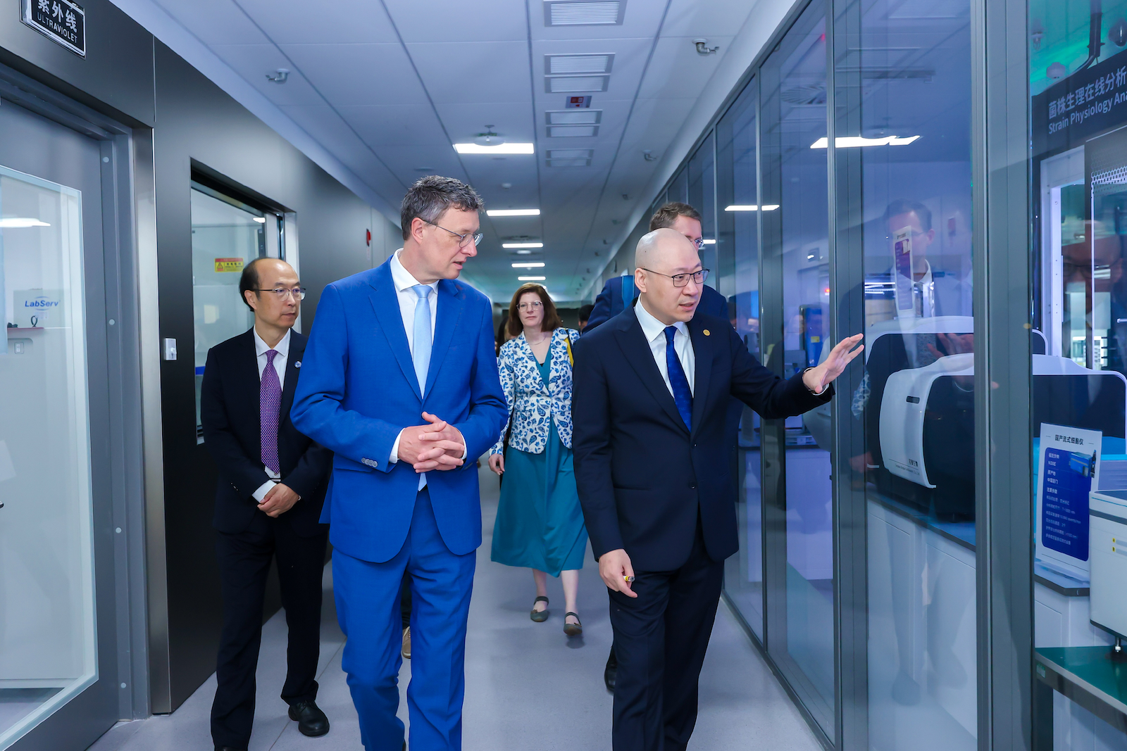 Researchers visit the Shenzhen Synthetic Biology Infrastructure, Guangdong Province, south China, April 18, 2026. /SIAT