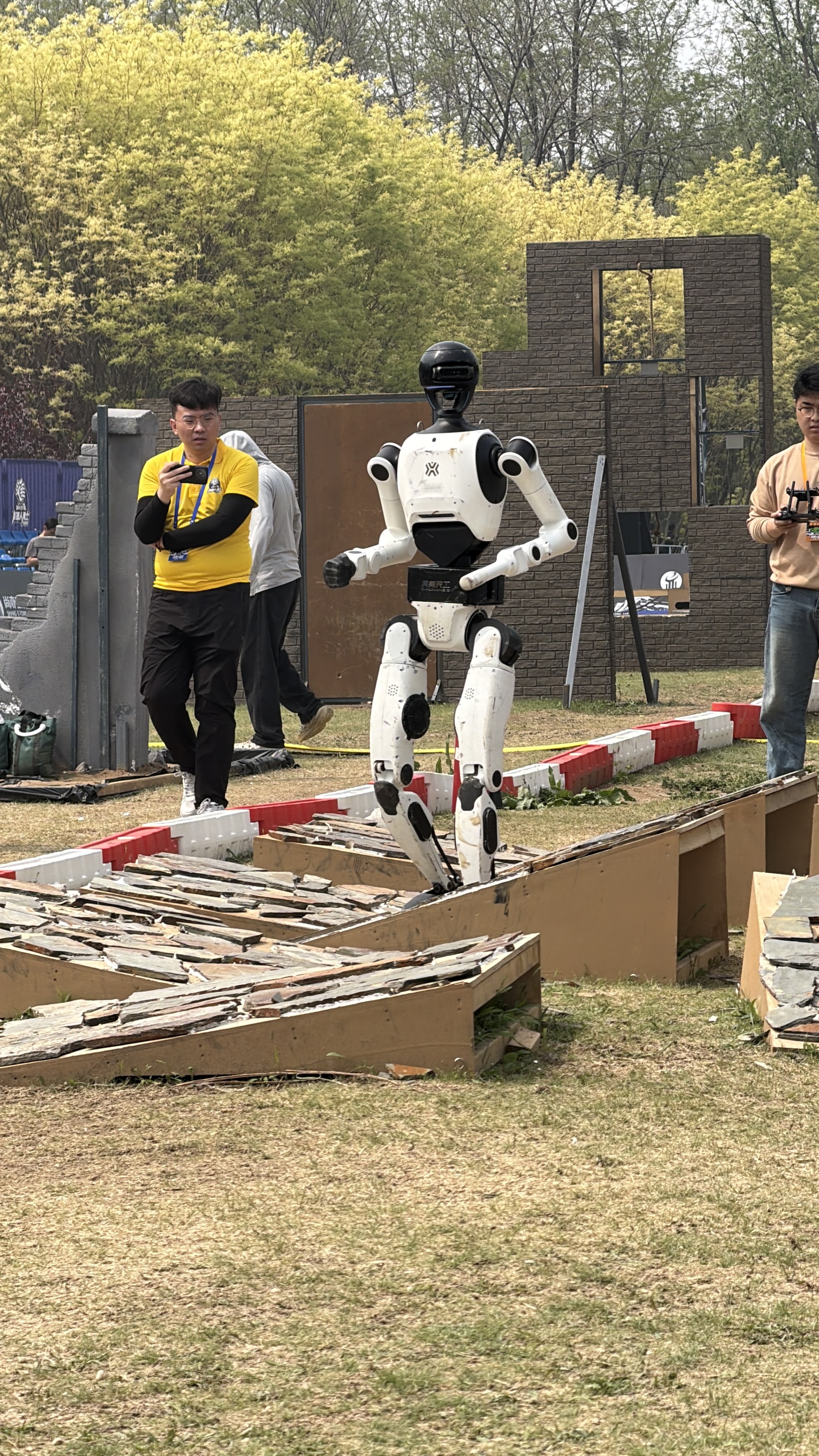 A humanoid robot walks on slopes at the robot warrior challenge in Beijing, April 18, 2026. /CGTN
