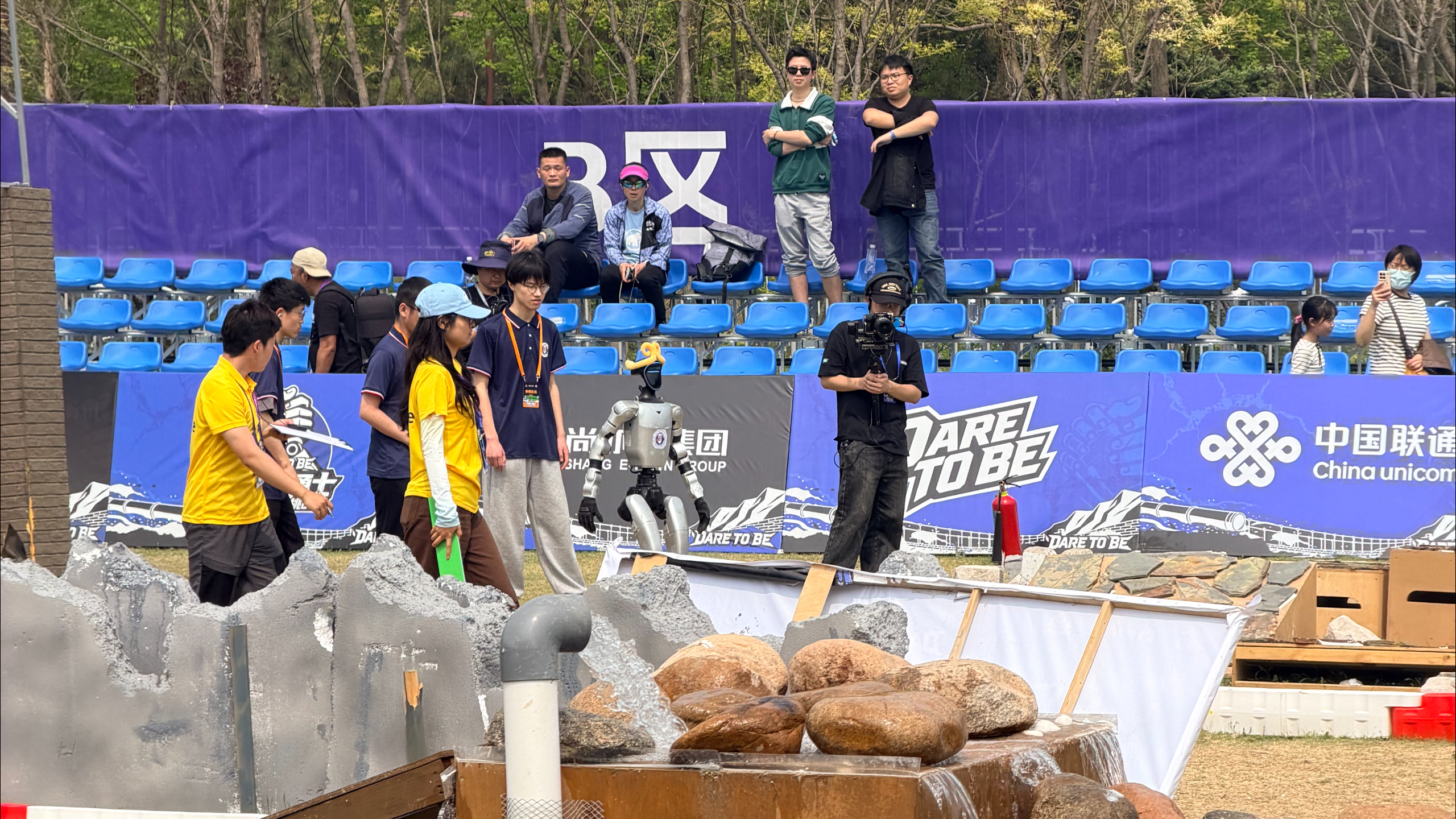 A humanoid robot walks through obstacles at the robot warrior challenge in Beijing, April 18, 2026. /CGTN