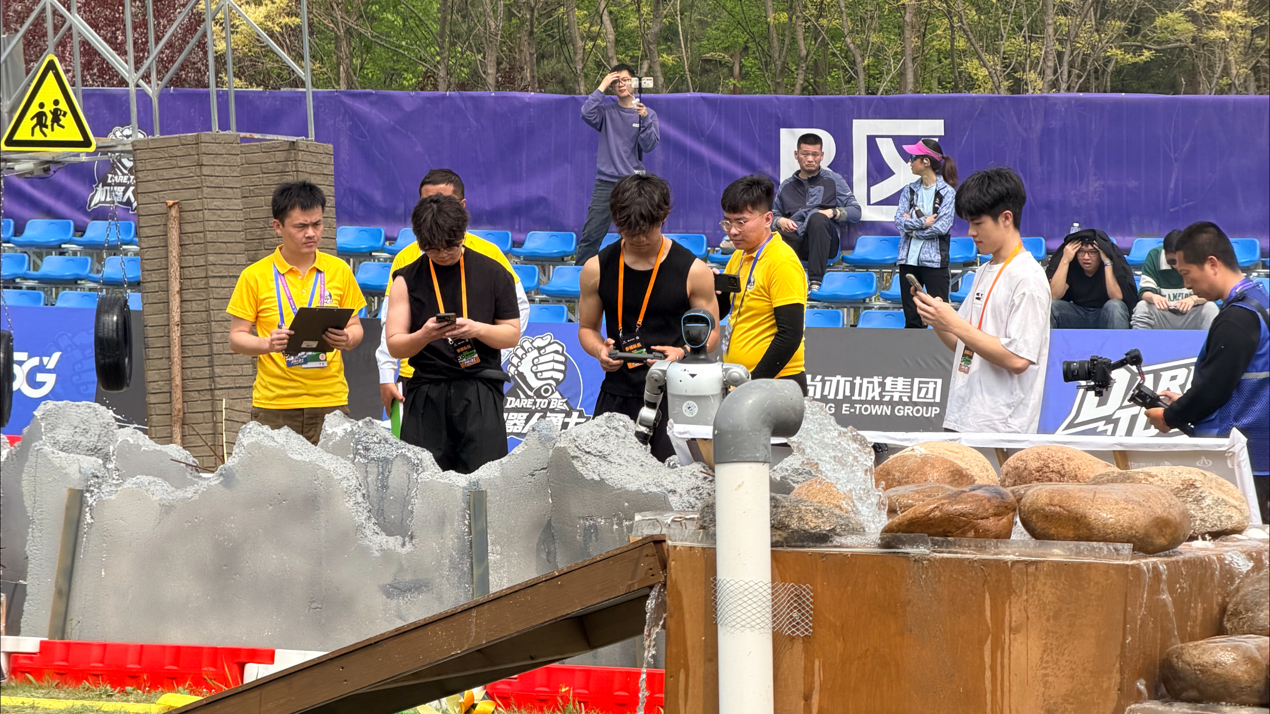 A participating team remotely controls a humanoid robot at the robot warrior challenge in Beijing, April 18, 2026. /CGTN