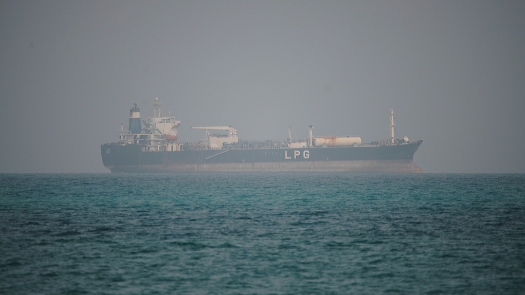 A liquefied petroleum gastanker sails in waters north of the Bab el-Mandeb Strait in Mokha, Yemen, April 6, 2026. /VCG