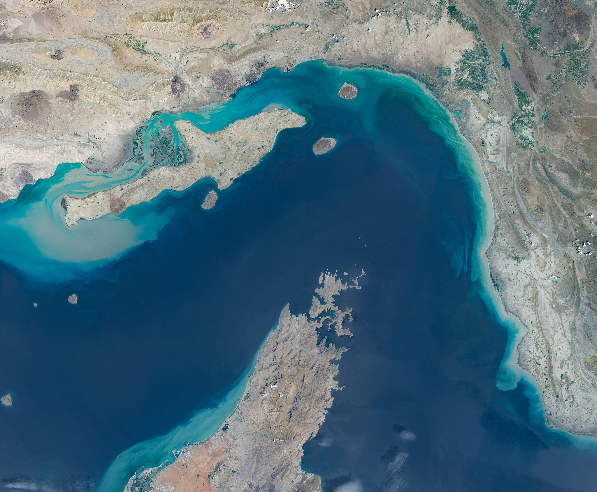 A satellite image showing a broad view of the Strait of Hormuz between southern Iran and Oman's Musandam Peninsula. /VCG