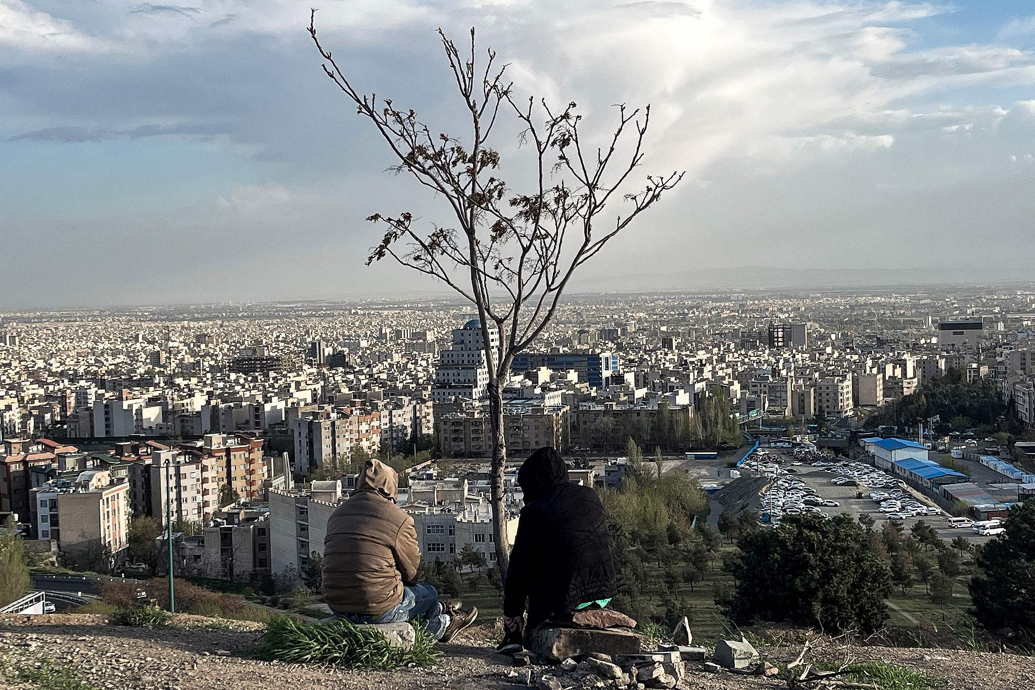 People sit overlooking the city at Pardisan Park in Tehran, Iran, April 14, 2026. /VCG