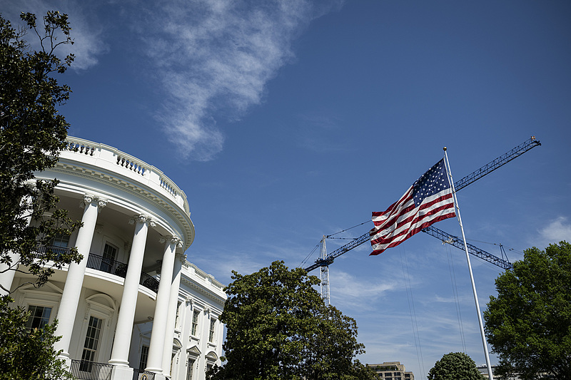 Construction cranes and an American flag at the White House, in Washington, DC, April 16, 2026. /CFP