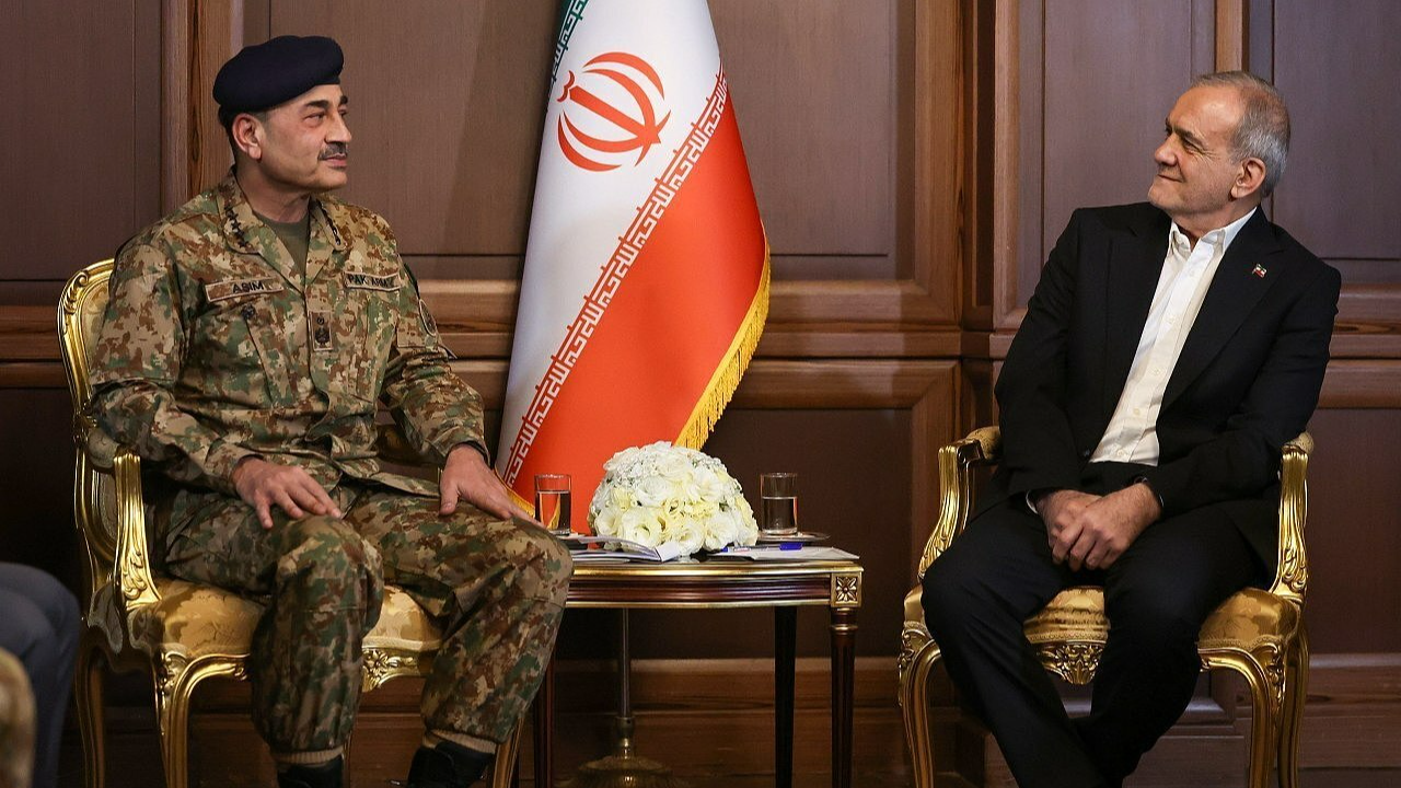 Iranian President Masoud Pezeshkian (R) meets with Pakistan's Army Chief Asim Munir, discussing bilateral relations and regional developments in Tehran, Iran, April 16, 2026. /VCG