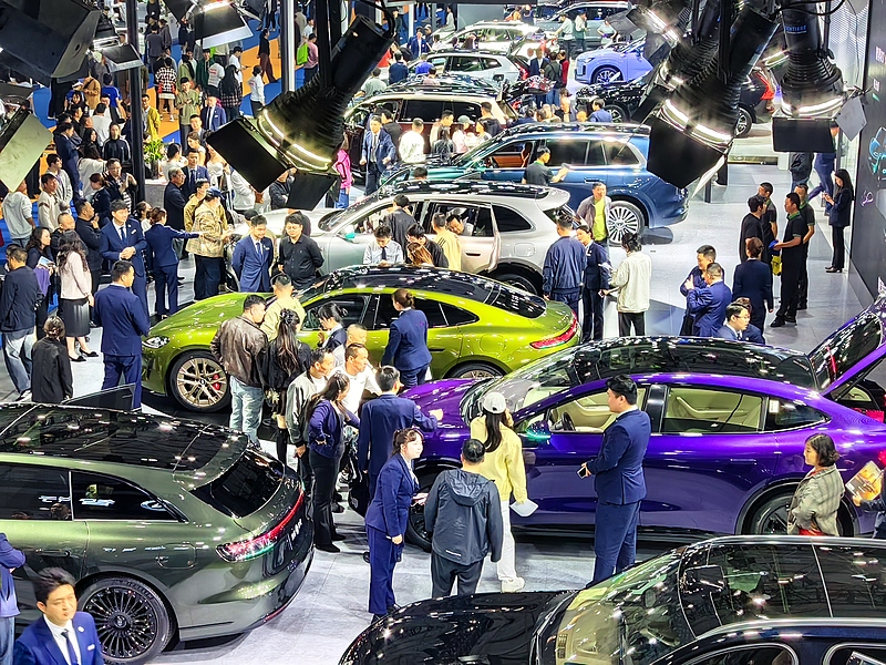 The exhibition area is crowded with people and highly popular on the second day of the 16th Guiyang International Auto Show, April 17, 2026 ./VCG