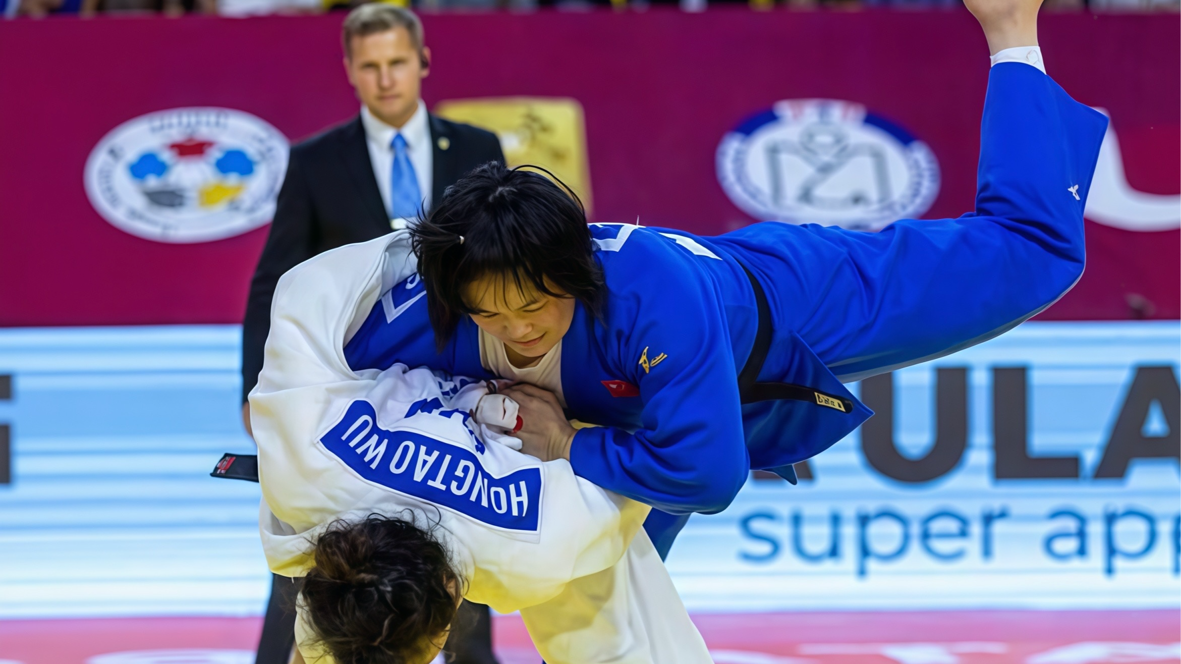 China's Wu Hongtao (in white) competes against the UAE's Yelyzaveta Lytvynenko in the women's under-78kg final at the Asian Judo Championships in Ordos, Inner Mongolia Autonomous Region, China, April 19, 2026. /Weibo