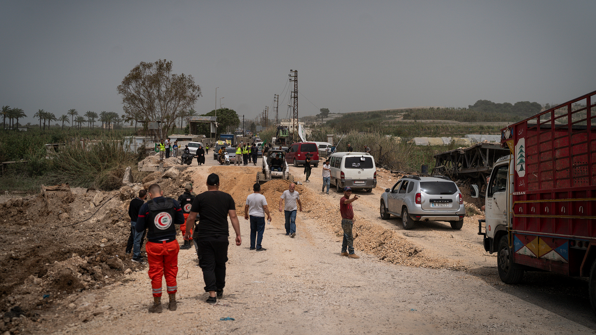 Lebanese people travel south on an improvised bridge with their belongings in Qasmiyeh, Lebanon, April 18, 2026. /VCG