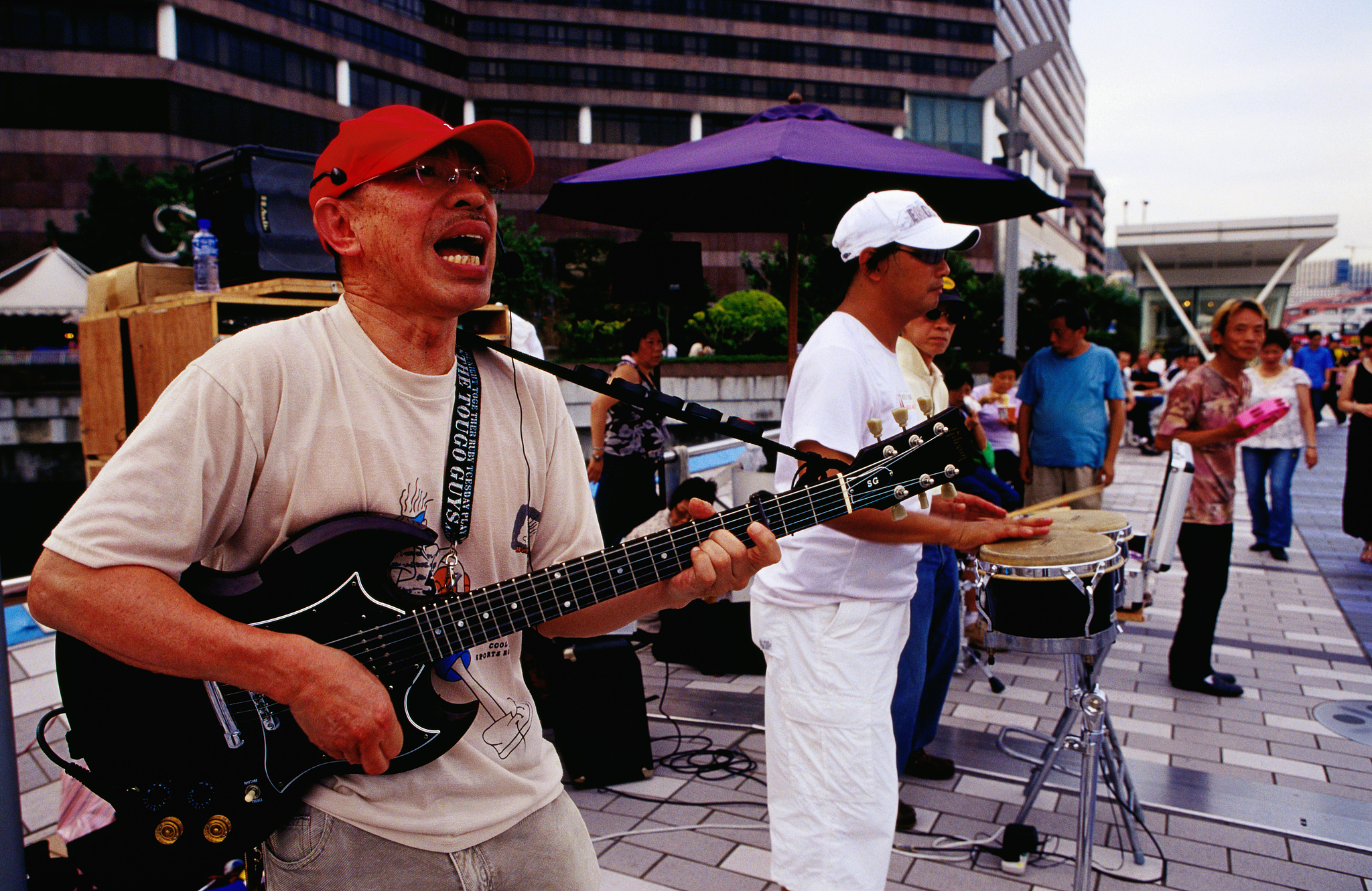 A band performing live at the Tsim Sha Tsui waterfront promenade, HKSAR, China. /VCG