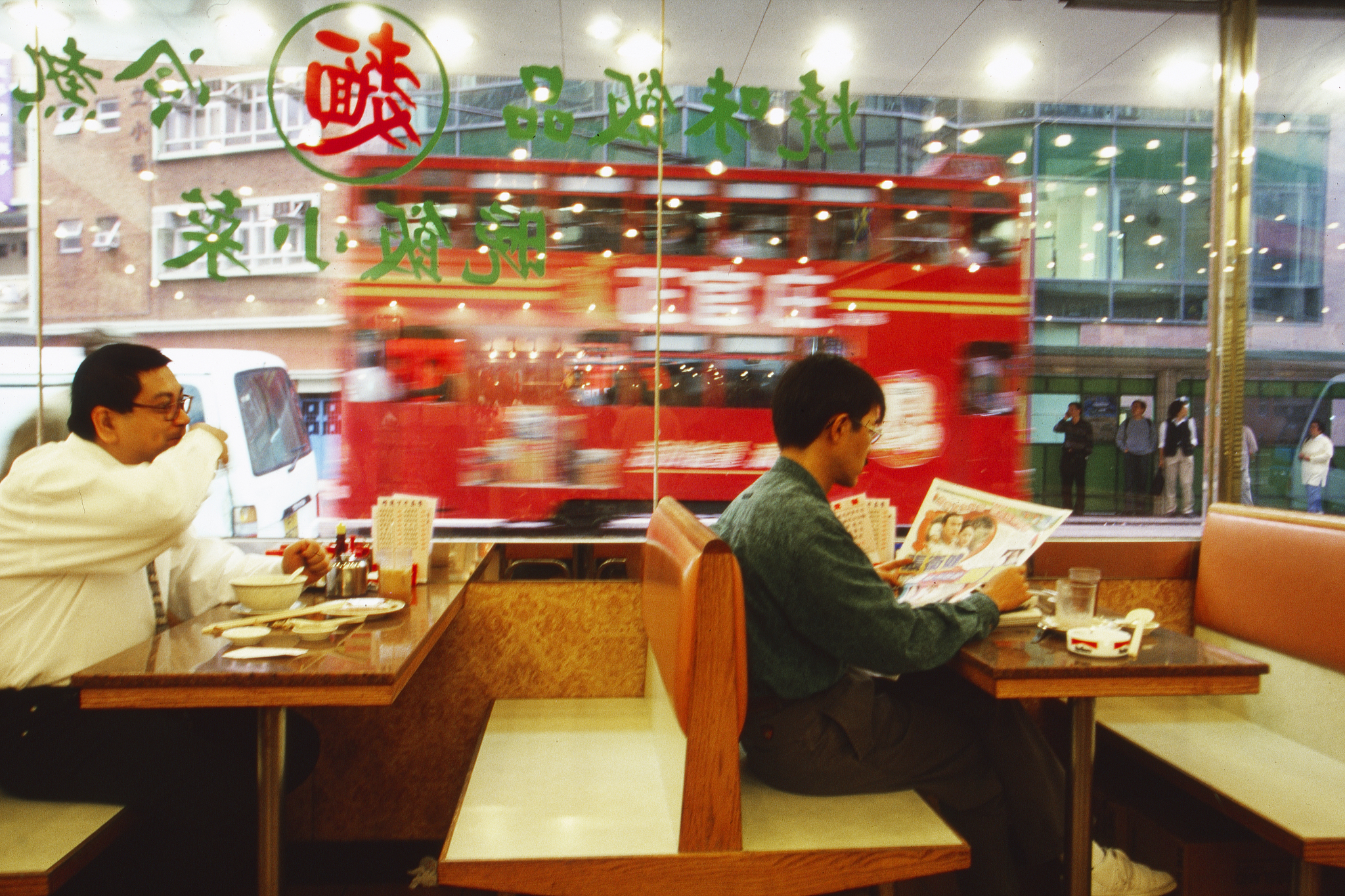 People dining and reading the daily newspaper in a cafe on Johnston Road, Wan Chai, Hong Kong Island, HKSAR, China. /VCG