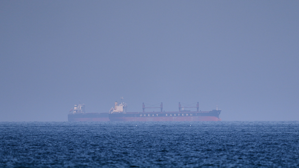 A bulk carrier ship anchored in the Strait of Hormuz, April 18, 2026. /VCG