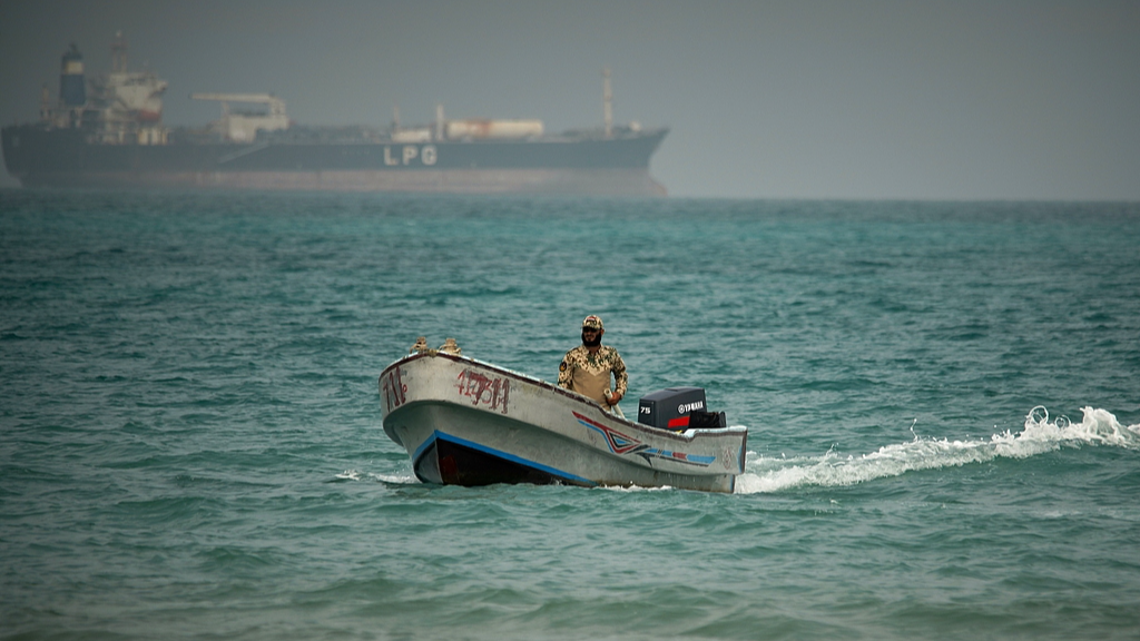 Backdropped by an LPG (liquefied petroleum gas) tanker, a Yemeni soldier sails in waters north of the Bab al-Mandeb Strait in Mokha, Yemen, April 6, 2026. /VCG