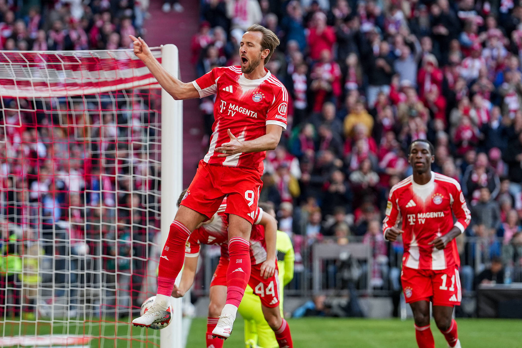 Harry Kane (#9) of Bayern Munich celebrates after scoring a goal against Stuttgart in a German Bundesliga match in Munich, Germany, April 19, 2026. /VCG